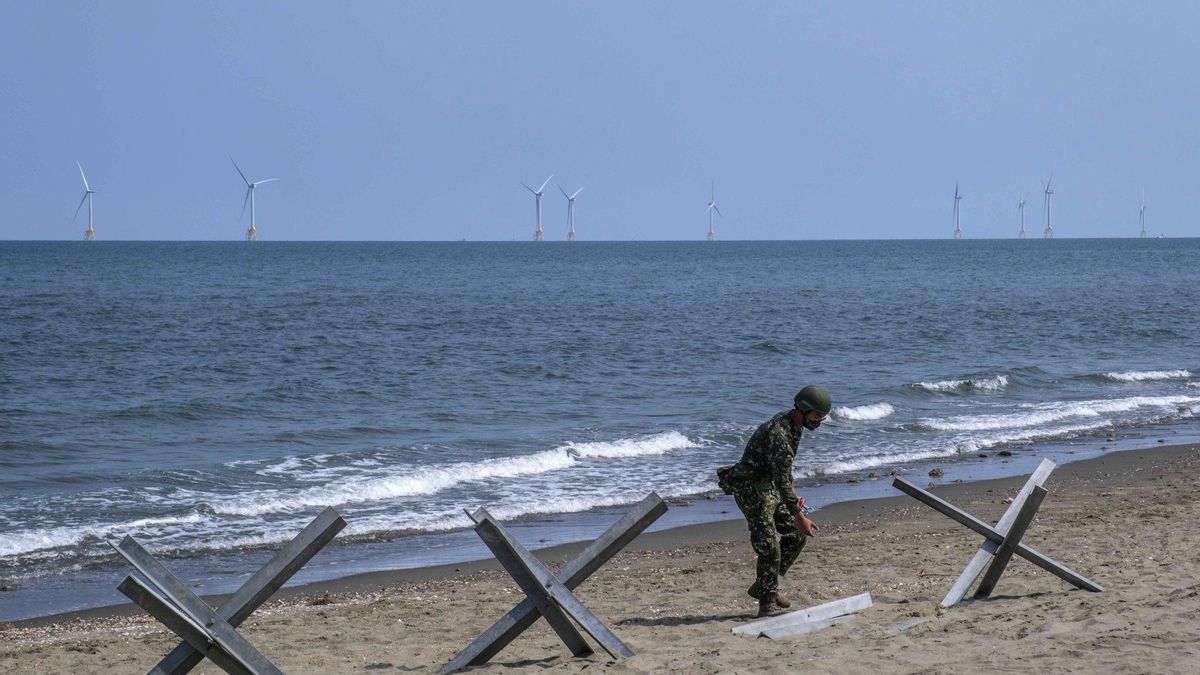 Un soldado taiwanés junto a una barricada en una playa de la isla.