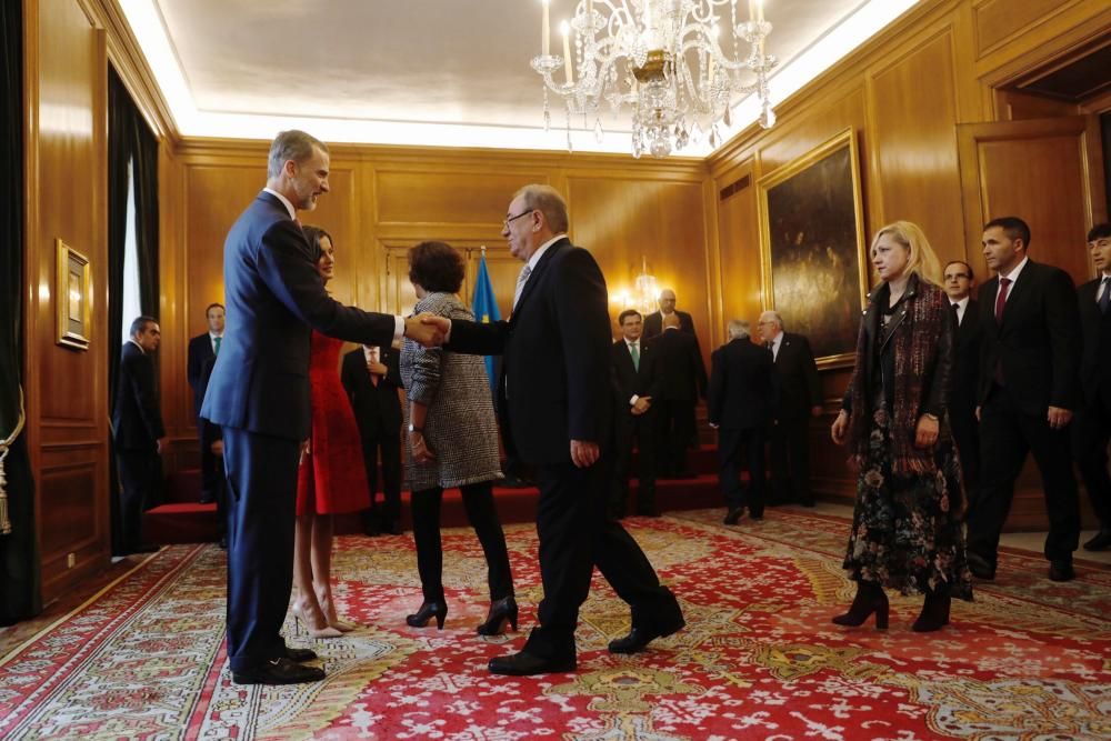 Los Reyes reciben los premiados con las Medallas de Oro de Asturias