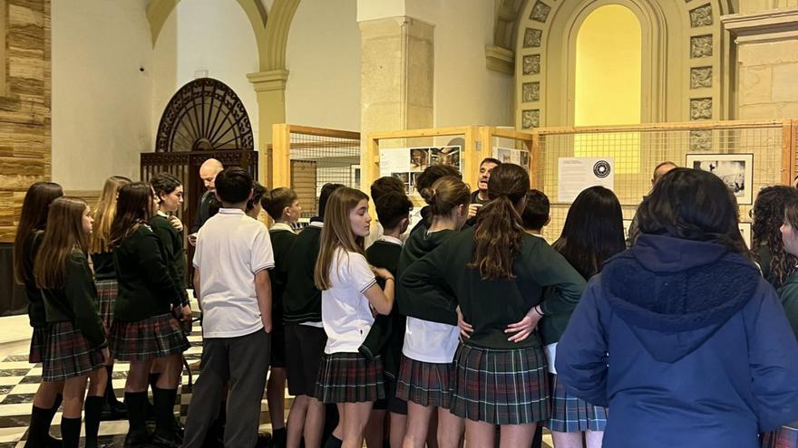 Más de 200 alumnos de los colegios San José de Calasanz y Santa María visitan la muestra de los arquitectos. | INFORMACIÓN