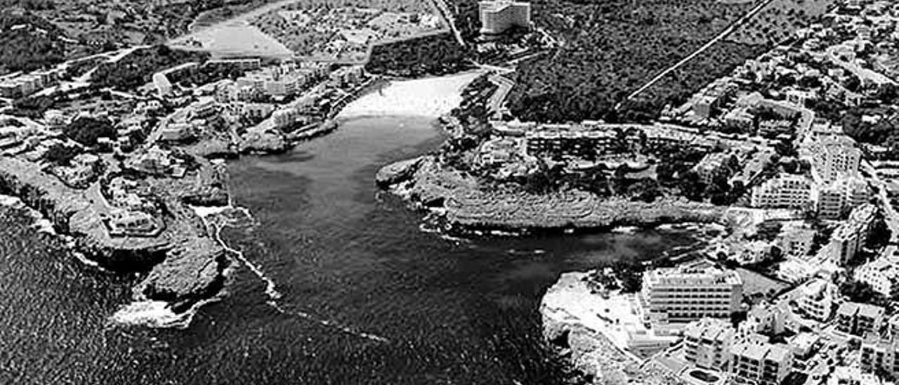 Fotografía de finales de los 80, durante la construcción de la urbanización, a la derecha del arenal de Cala Marçal.