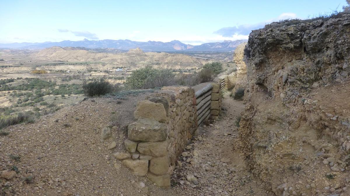 El tramo de trincheras de Tierz tiene una bonita panorámica sobre Guara.