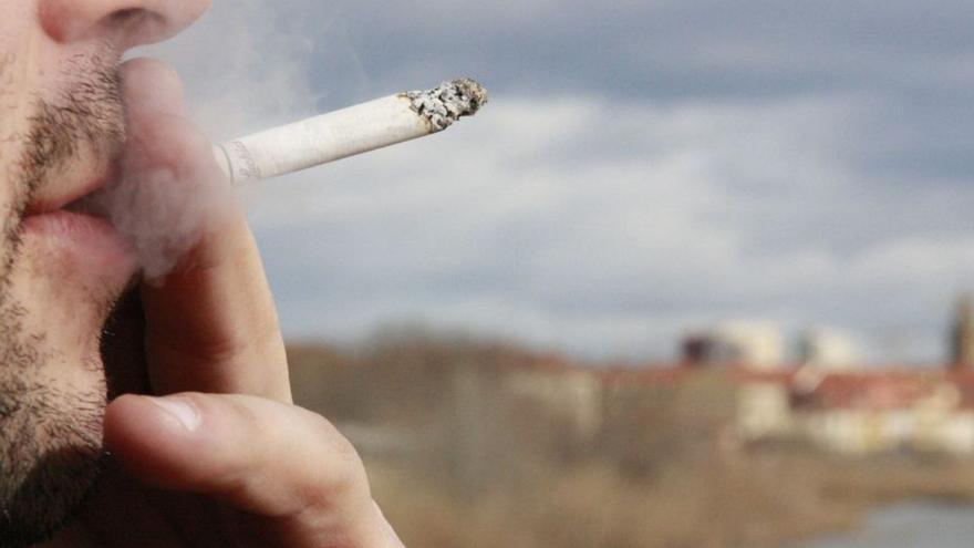 Detecten que l’ús de mascareta mentre es fuma augmenta  els danys provocats pel tabac