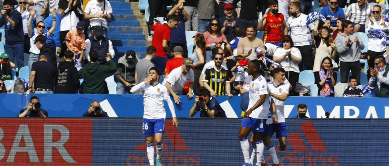 Borja Sainz lanza un beso a la grada celebrando el gol junto a Jair y Francés.