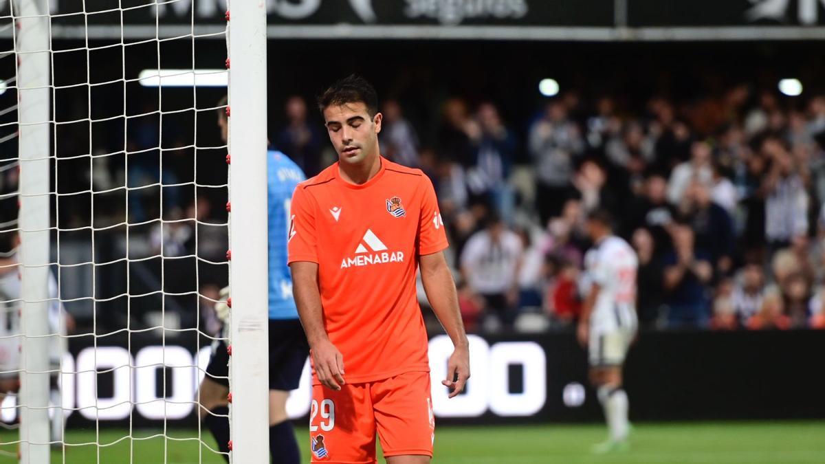 Los jugadores de la Real Sociedad B se lamentan después del cuarto gol albinegro