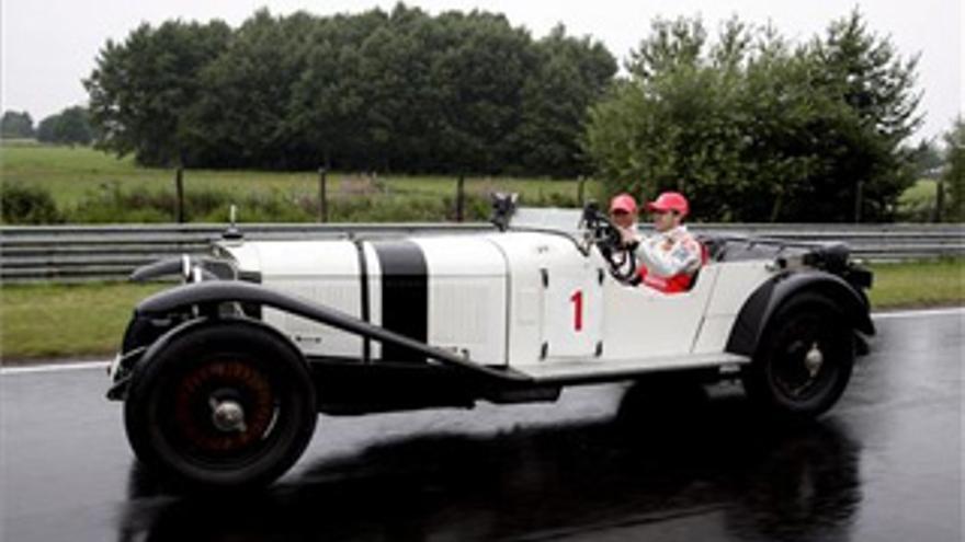 Alonso y Hamilton juntos al volante de un Mercedes de 1927 en el Nordschleife