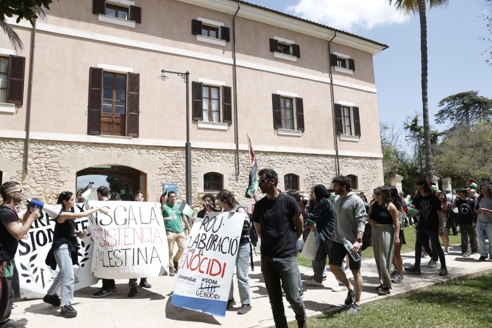 Concurrida manifestación de repulsa contra la agresión a la acampada por Palestina en la UIB