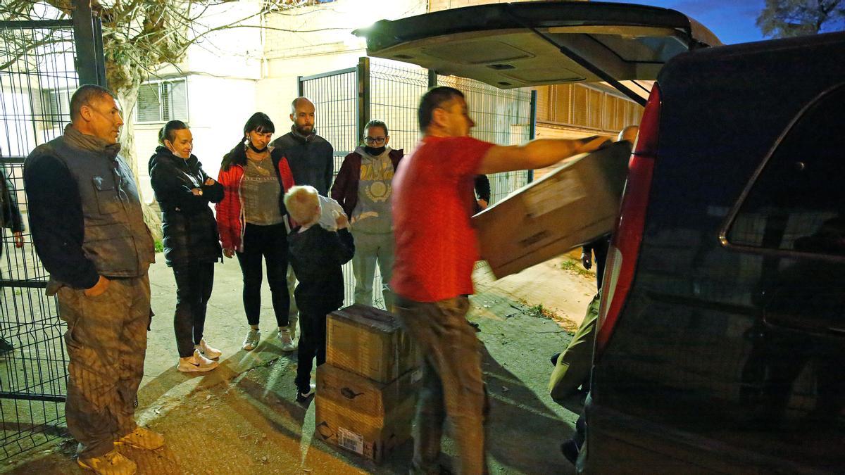 Cargando la furgoneta en Barcelona con víveres y medicinas
