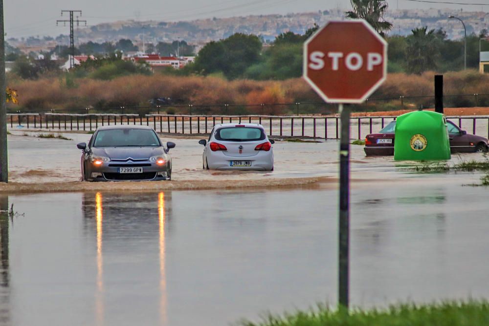 Inundaciones en Torrevieja. Avenidas y casas anegadas. Cien litros por metro cuadrado. Más de 30 intervenciones de Bomberos