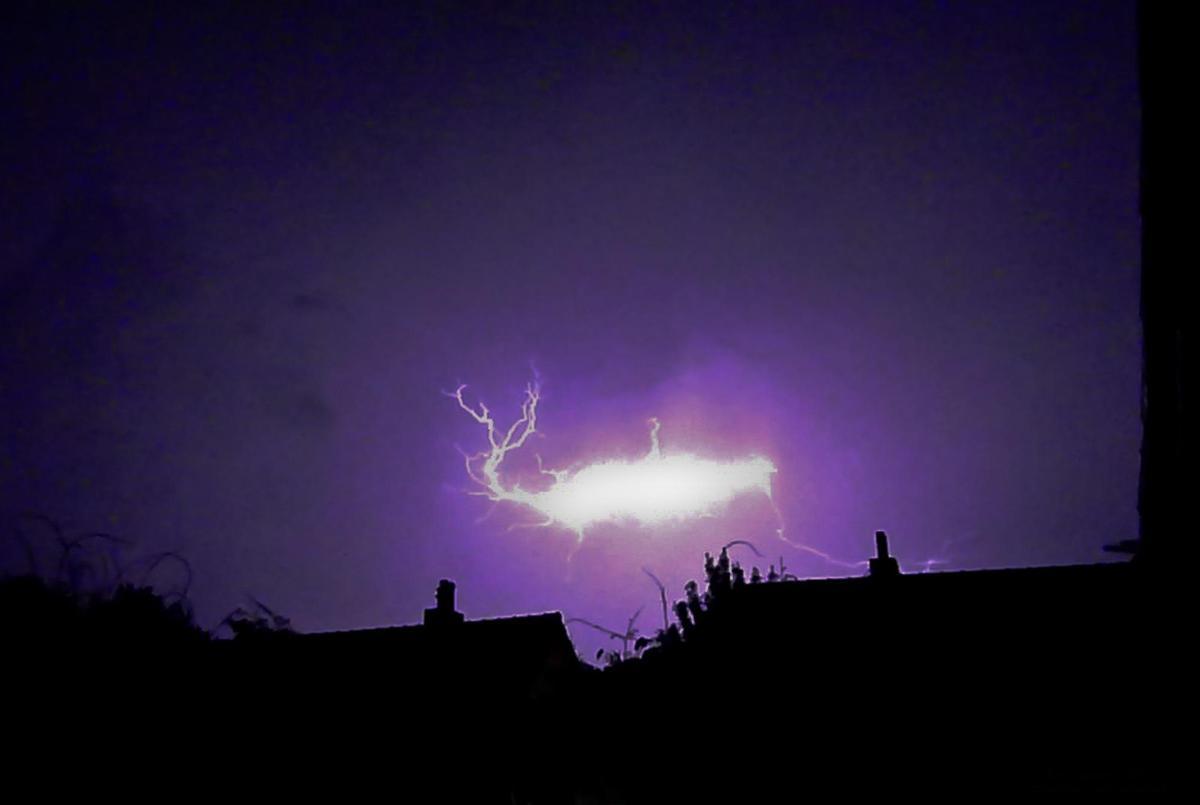 GImagen de un rayo globular captada en Maastricht, Países Bajos, el 28 de junio de 2011.
