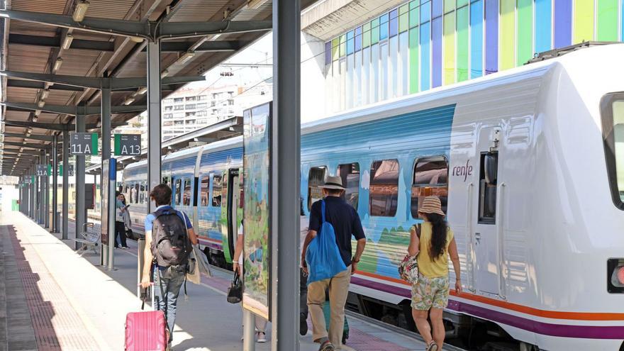 Viajeros en un tren de Media Distancia en Guixar. |   // FARO