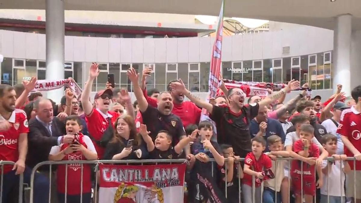 Cientos de aficionados del Sevilla arropan al equipo para salir del descenso