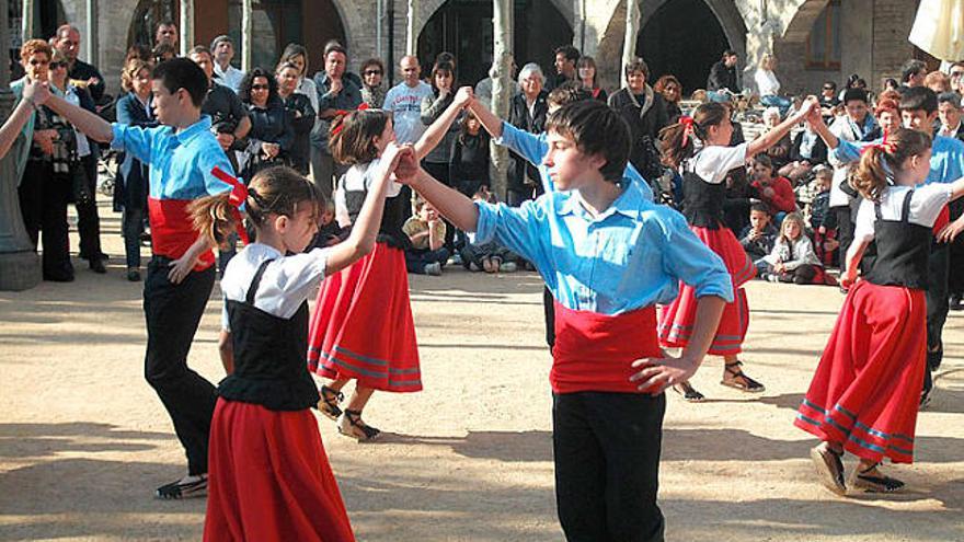 Pluja i dansa en la diada a la plaça Major de Banyoles