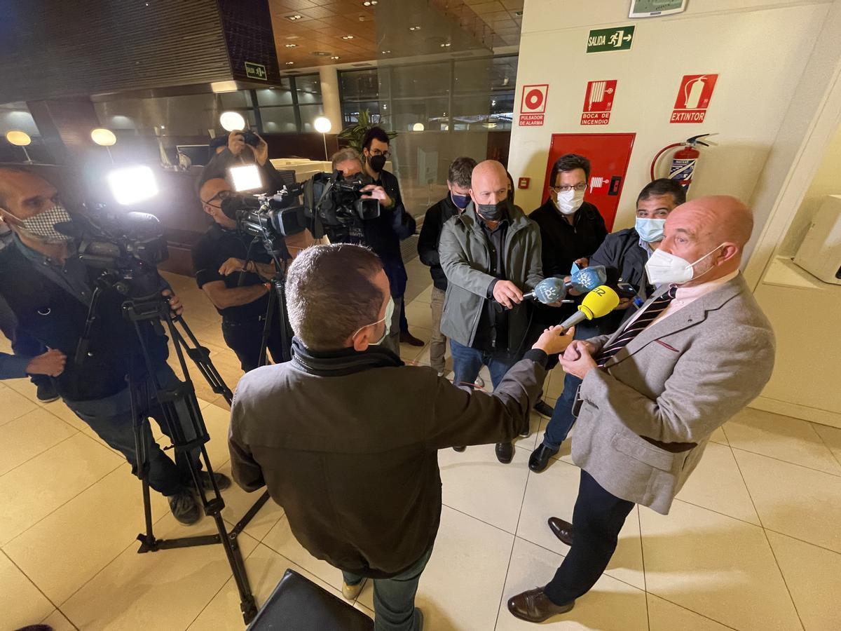 El gerente de servicio público de Renfe en Andalucía, José Ángel Ferrero, atendiendo a los medios en la estación Málaga María Zambrano.