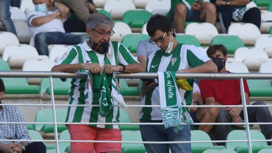 Dos aficionados de distinta generación, ayer en la grada de El Arcángel.