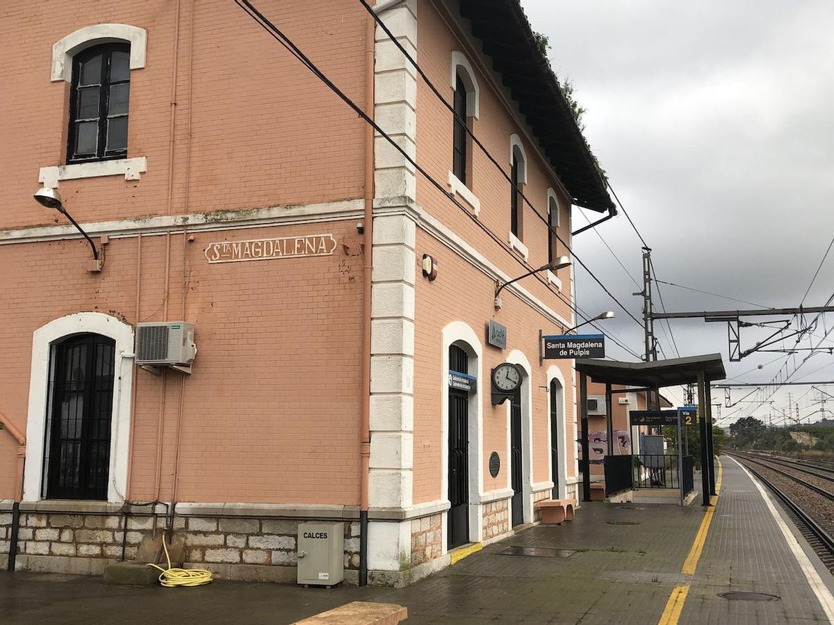 Desde hace casi 30 años no para ningún tren de pasajeros en la estación de RENFE de Santa Magdalena.