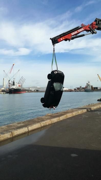 Un coche cae al agua en el puerto de Castelló