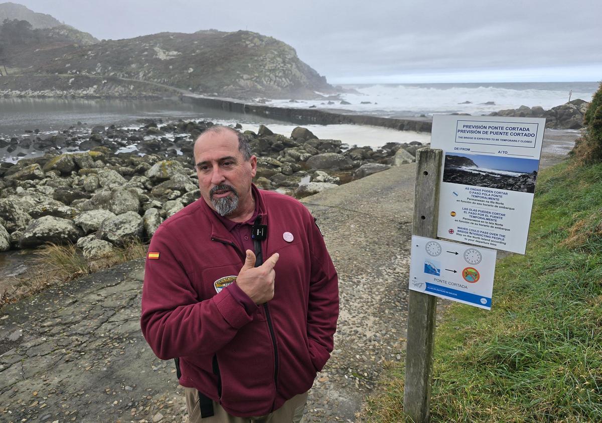 Emilio Alonso, coordinador de los agentes forestales, explica los horarios para poder cruzar el dique de contención que une la isla Norte o de Monteagudo y la isla del Medio o del Faro