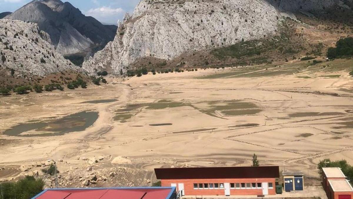 El embalse de Barrios de Luna, en León, seco.