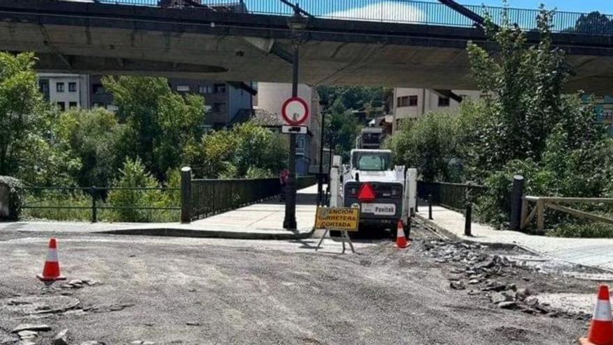 Obras de mejora y asfaltado en el entorno del puente viejo de Sama