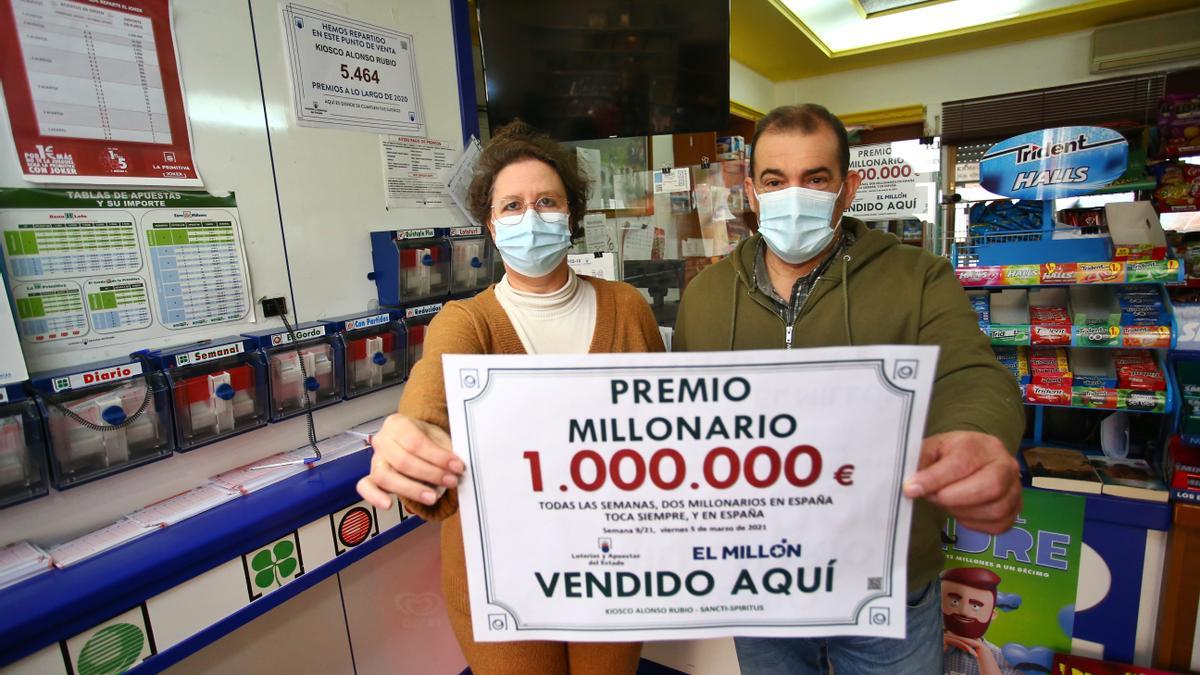Lourdes Alonso Rubio, titular de la administración, junto a su marido, muestran los números premiados en el sorteo.