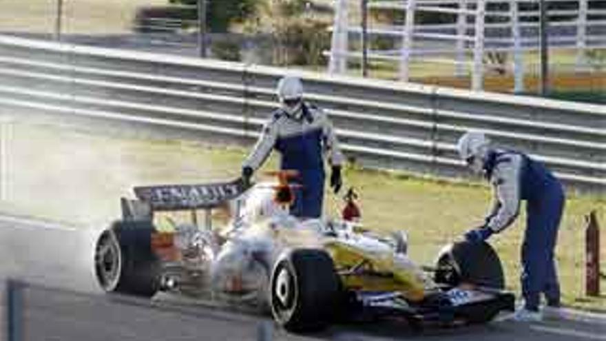 Alonso abandona antes de terminar la sesión con el Renault humeando