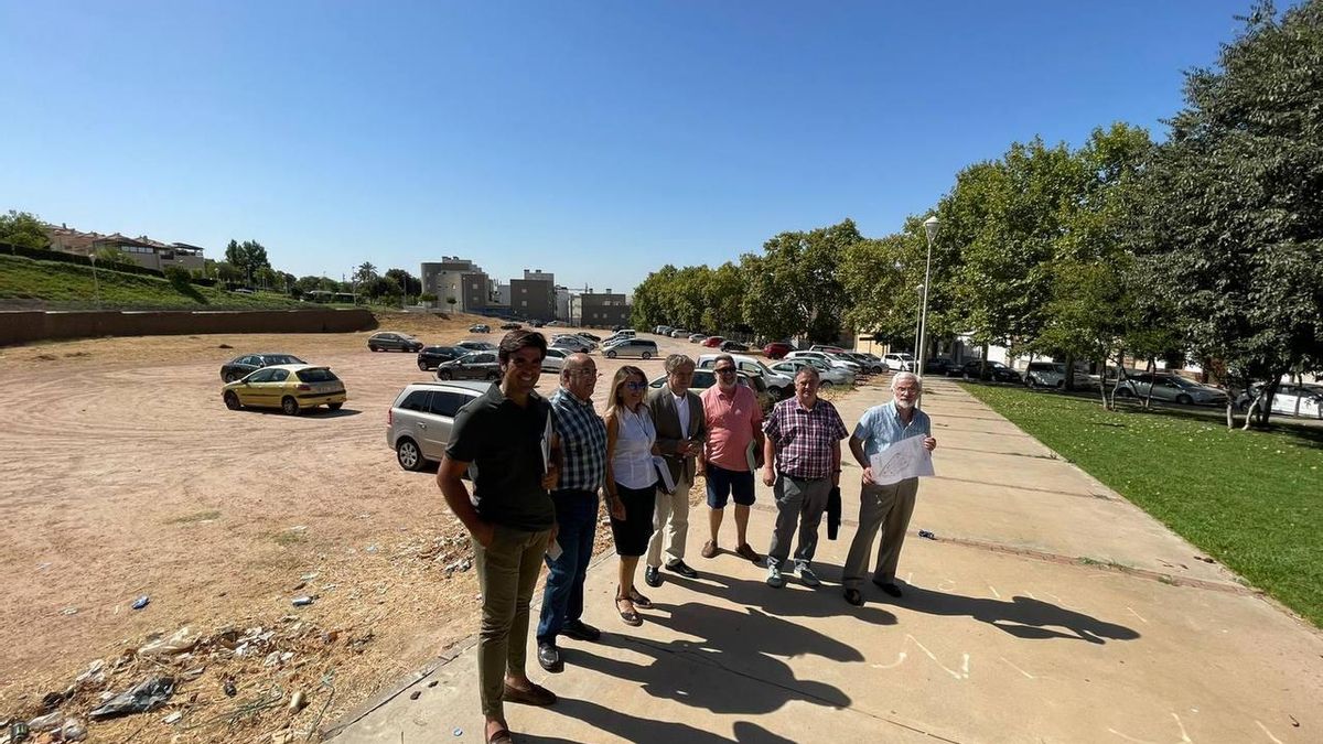 Fuentes, reunido con representantes vecinales en la zona donde irá el aparcamiento.