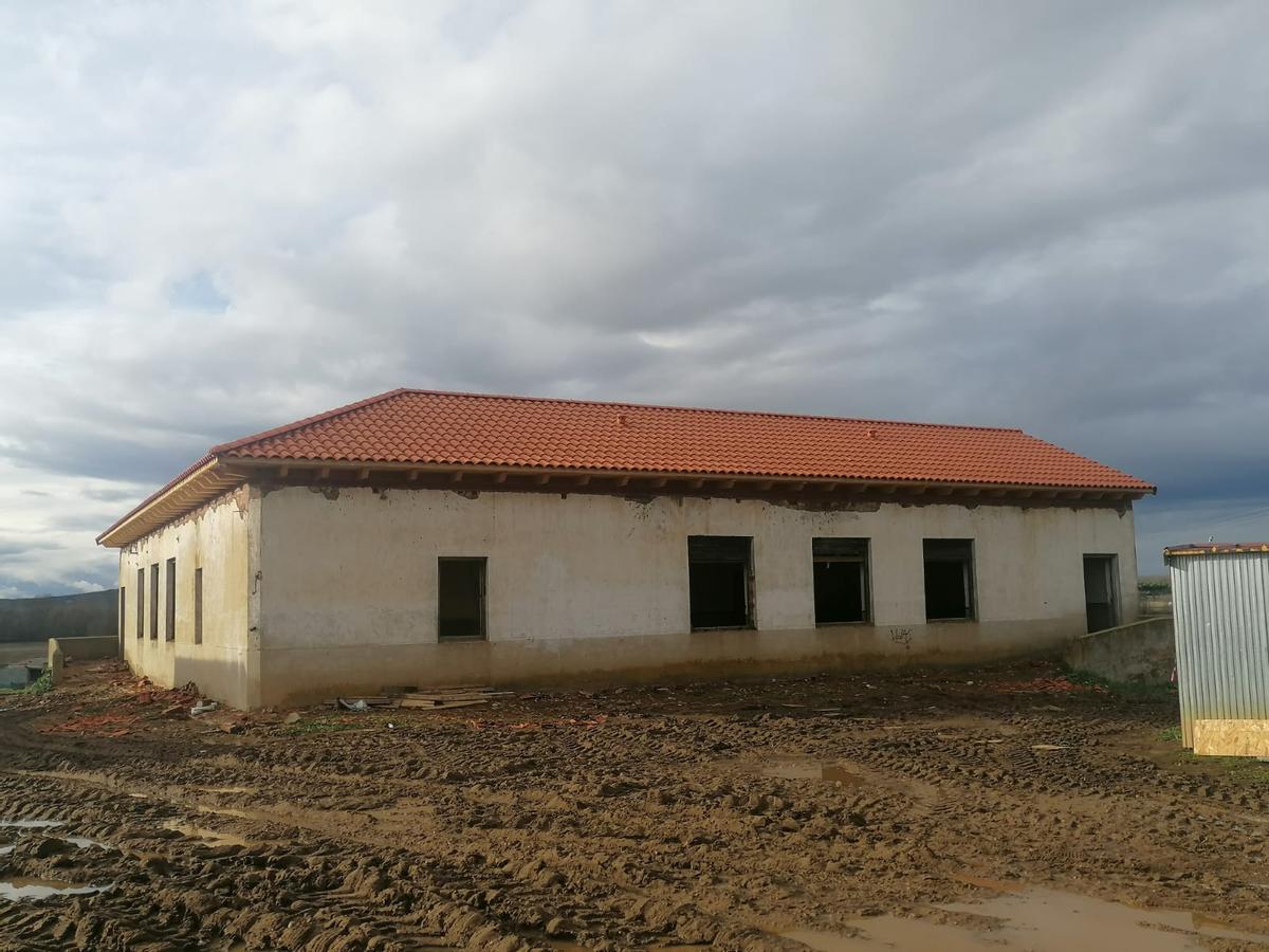 El edificio que albergaba las antiguas escuelas de la localidad.