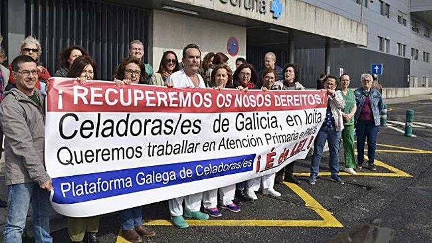 Celadores se concentran, ayer, frente al Hospital de A Coruña.