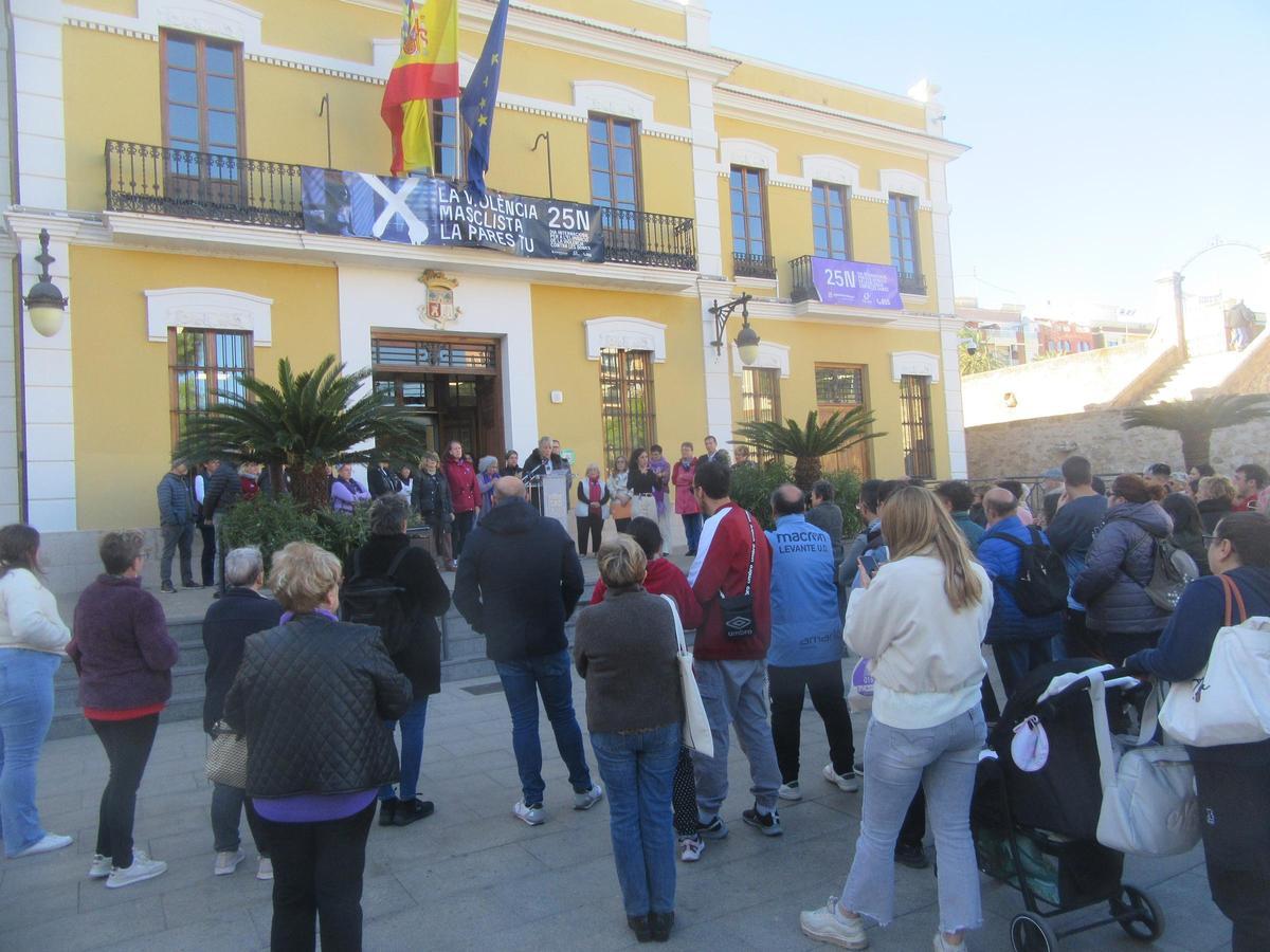 La concentración del 25-N, este martes por la mañana, en la plaza del Ayuntamiento.