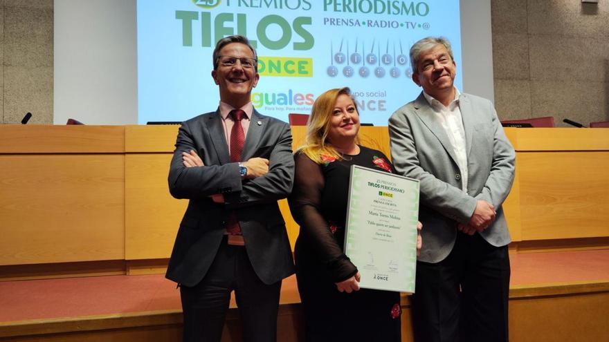 Javier Clemente, Marta Torres con el premio y Antonio Mayor. | C.M.