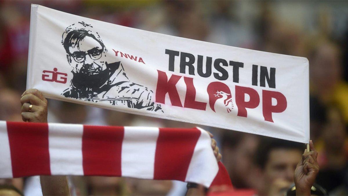 Una pancarta dedicada a Jürgen Klopp en las gradas de Anfield, el estadio del Liverpool