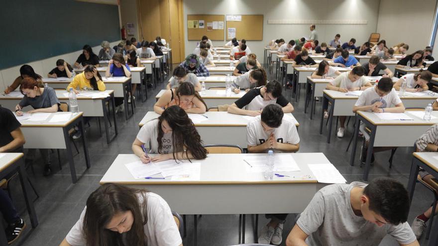 Un aula con alumnos realizando el examen de selectividad.