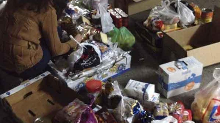 Una voluntaria organiza los alimentos donados.