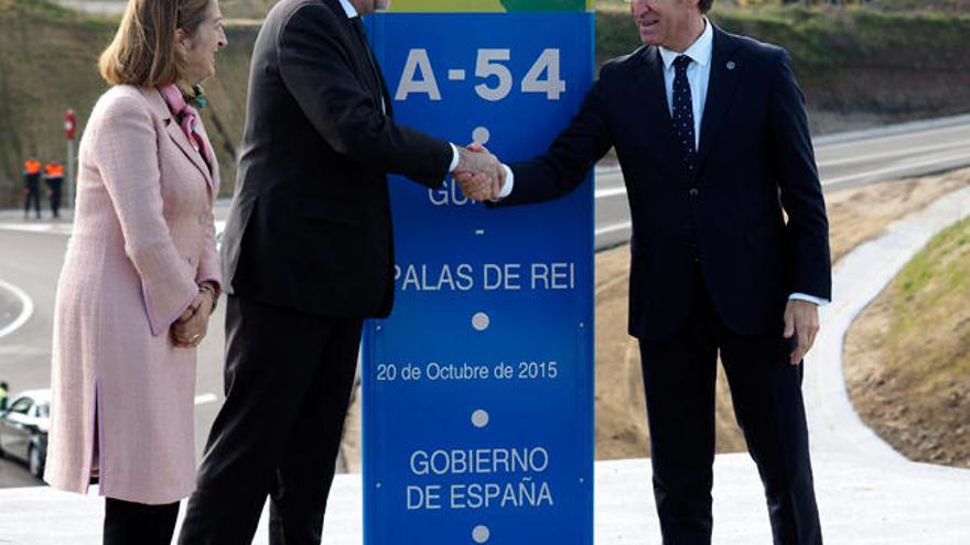 Rajoy y Feijóo se estrechan la mano en Lugo. //EFE