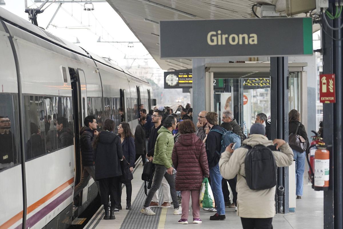 Les imatges de l'estació de Rodalies en un nou dia de caos al servei