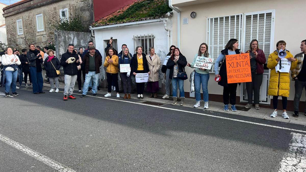 Pais e nais mobilízanse para que a Xunta xestione o comedor do CEIP Santa Irene de O Son