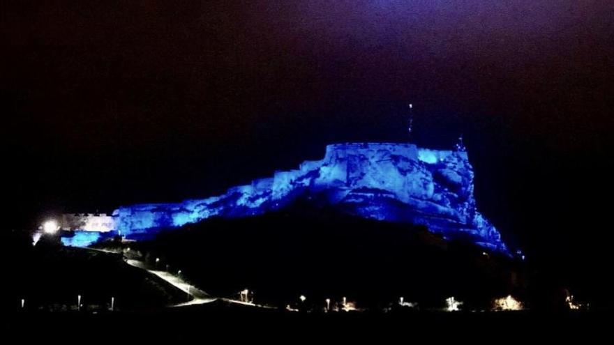 El Ayuntamiento ilumina hoy de azul el Castillo de Santa Bárbara y el palacio Municipal