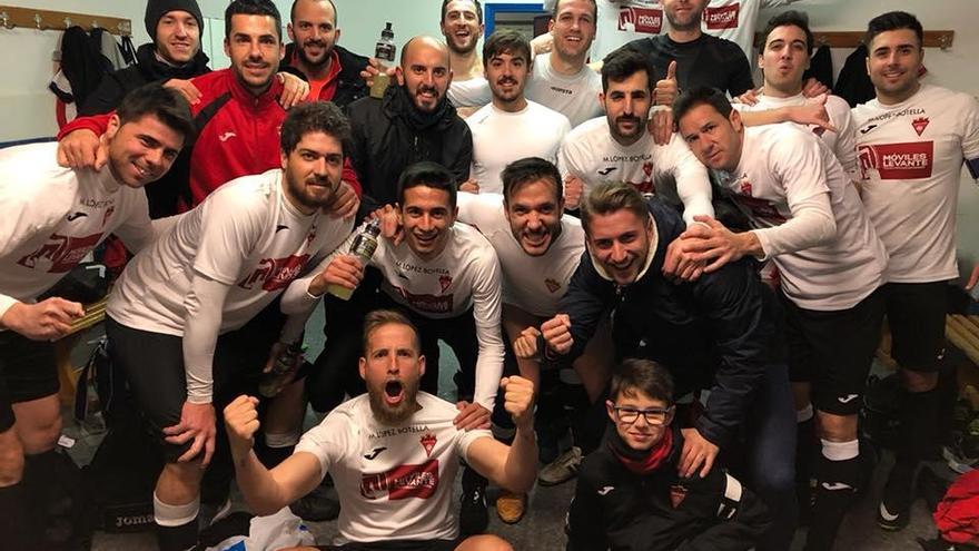 Los jugadores del Aspe celebran el triunfo en Ayora.