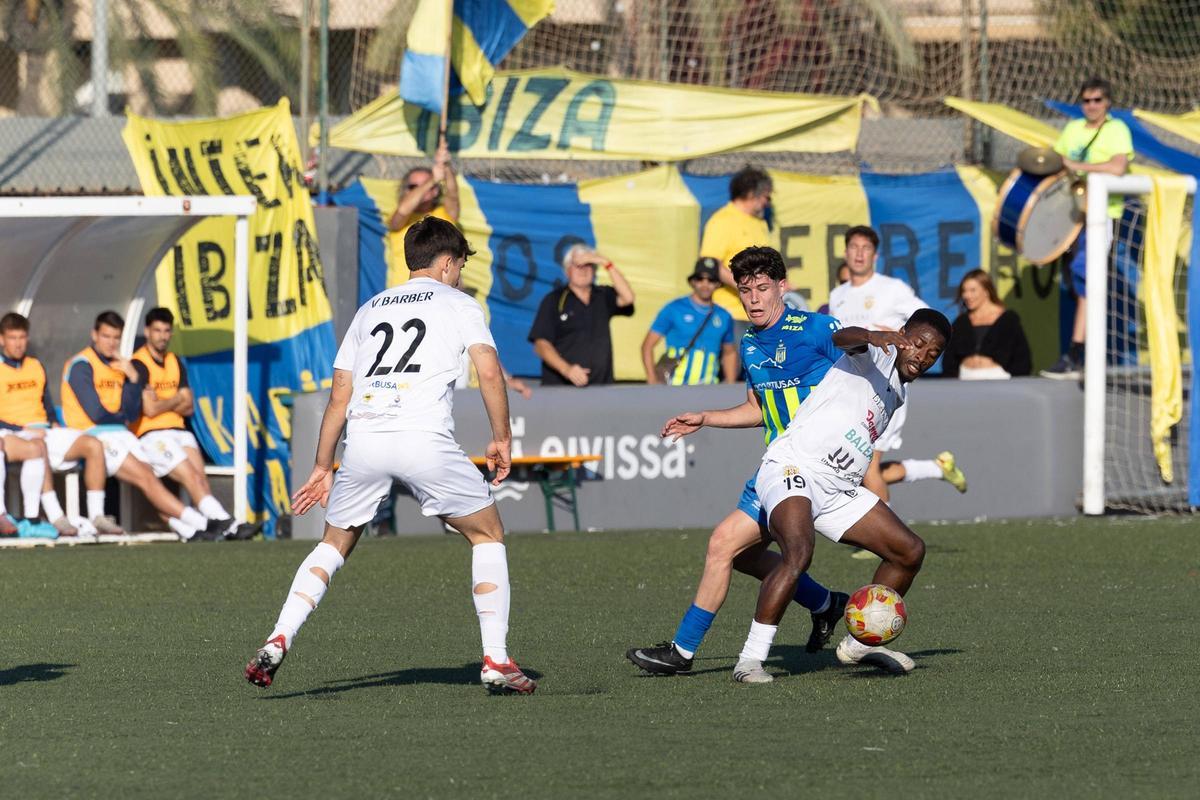 Imagen de un lance del último encuentro entre el Inter Ibiza y la Peña Deportiva.