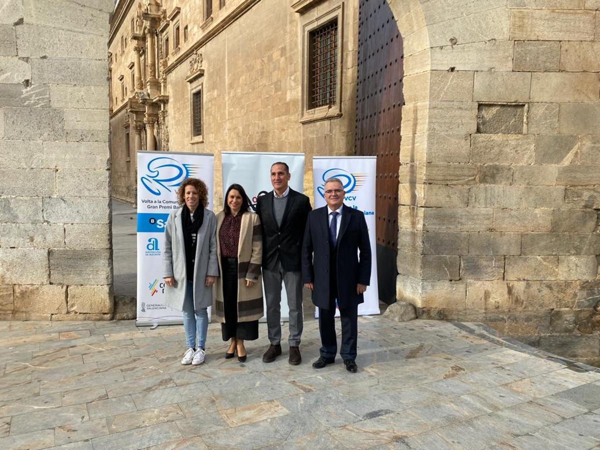 Las autoridades oriolanas, Casero y el representante del Banco de Sabadell, este miércoles en Orihuela