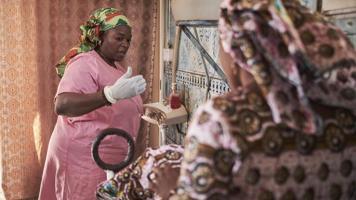Mariame Doumbia en atendiendo a una paciente dentro de la clínica móvil en Missala, Malí. Imágenes cedidas por IPPF.