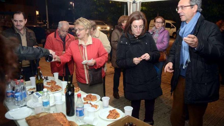 El concejal de Marea, Luis Rei, con un grupo de vecinos durante la celebración del magosto. // R.V.