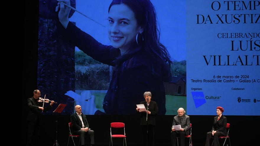 Celebración da homenaxe a Luísa Villalta, onte no teatro Rosalía de Castro na Coruña.   | // CARLOS PARDELLAS