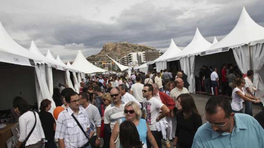 Imagen de la feria Alicante Outlet durante la mañana de ayer.