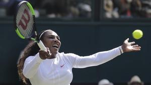 Serena, en su partido ante Mladenovich, en Wimbledon.