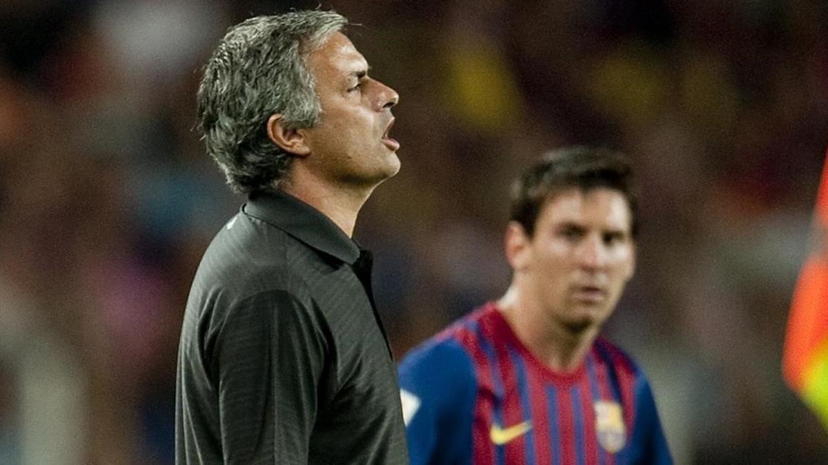 Mourinho y Messi, durante un partido del Camp Nou.