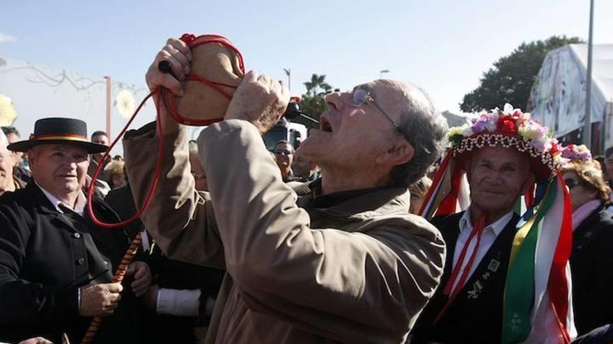 El alcalde de la ciudad, Francisco de la Torre, bebe de una bota de vino durante su visita a la Fiesta Mayor de Verdiales del pasado año.