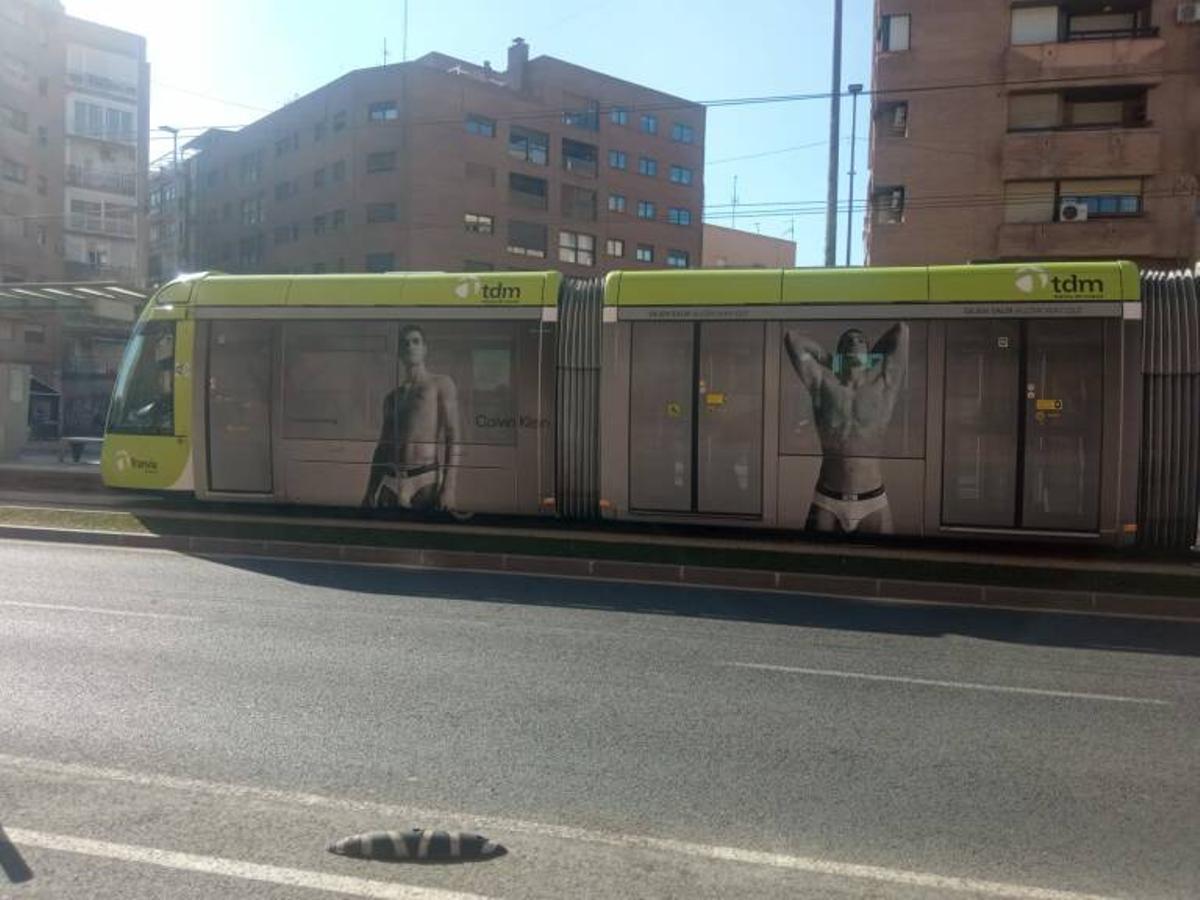 El tranvía de Murcia forrado con la campaña de Carlos Alcaraz.