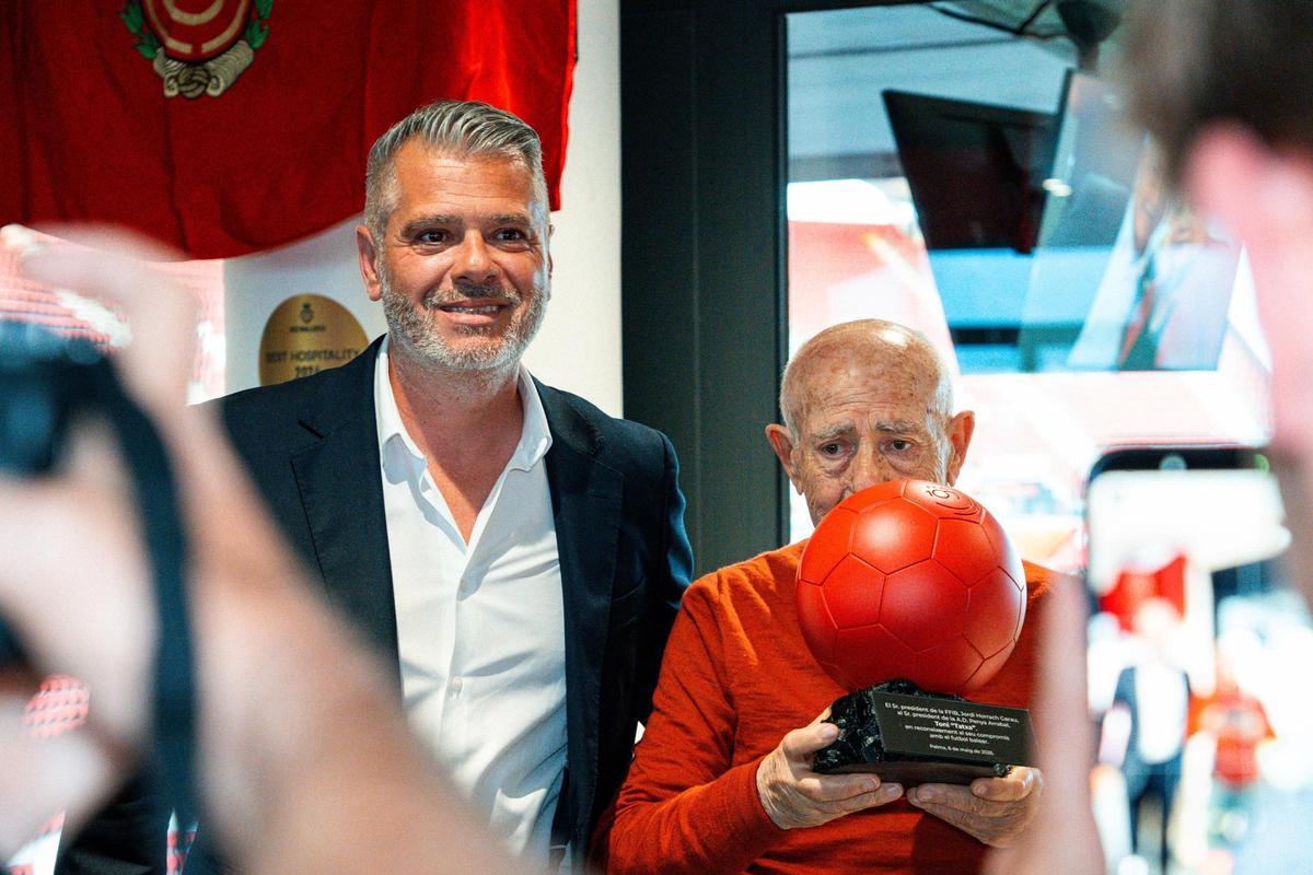 Homenaje de la Penya Arrabal a Toni Tatxa