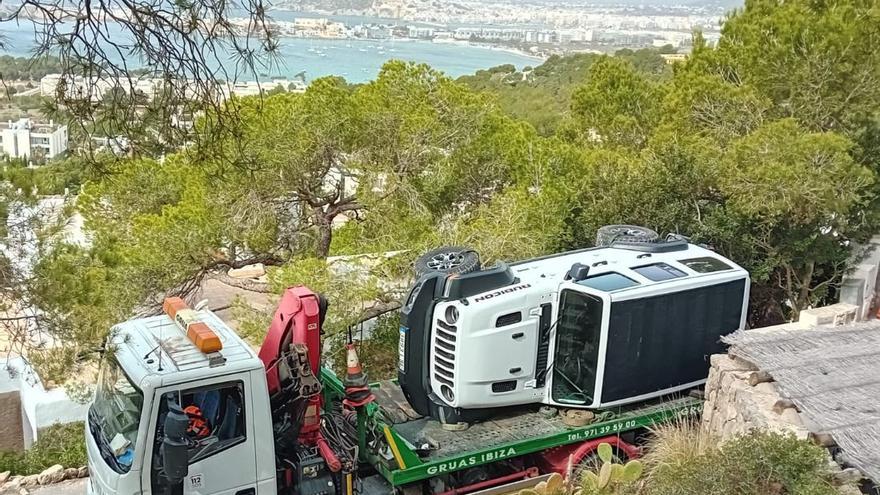 Un todorreno se sale de la carretera y vuelca en el arcén en Santa Eulària